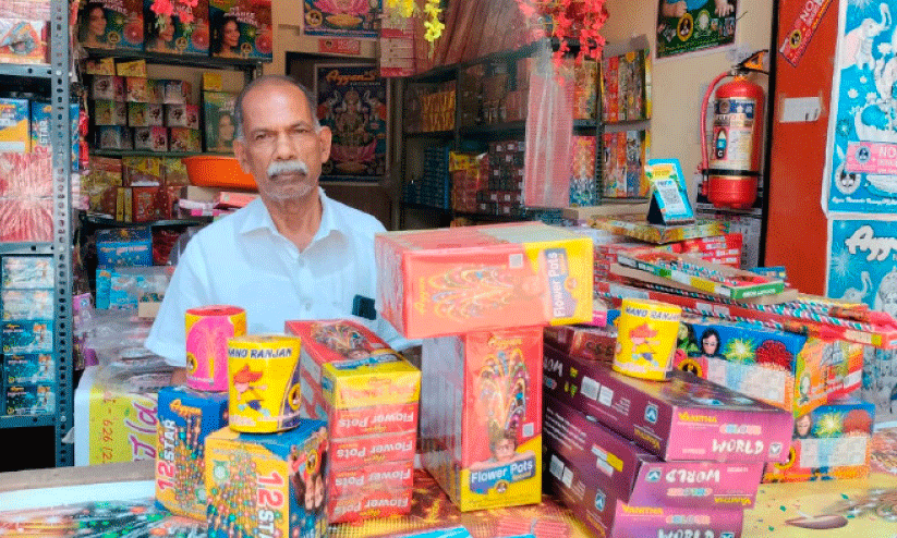 പ​ട​ക്ക വി​പ​ണി വ​ർ​ഷം മു​ഴു​വ​ൻ സ​ജീ​വ​മാ​കു​ന്നു