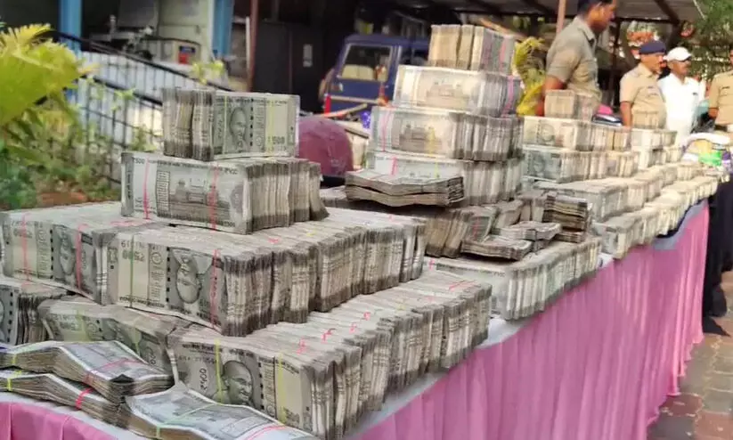 തെരഞ്ഞെടുപ്പ് റെയ്ഡ്: കർണാടകയിൽനിന്ന് 5.60 കോടിയും രണ്ടു കോടിയുടെ ആഭരണങ്ങളും പിടികൂടി