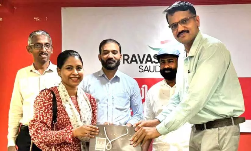 naveen kumar giving price to the winners of quiz