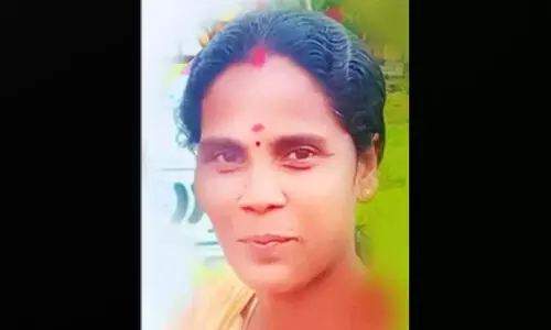 ഭർത്താവിനും മകൾക്കുമൊപ്പം ബൈക്കിൽ സഞ്ചരിച്ച സ്ത്രീ ബസിടിച്ച് മരിച്ചു ഭർത്താവിനും മകൾക്കുമൊപ്പം ബൈക്കിൽ സഞ്ചരിച്ച സ്ത്രീ ബസിടിച്ച് മരിച്ചു