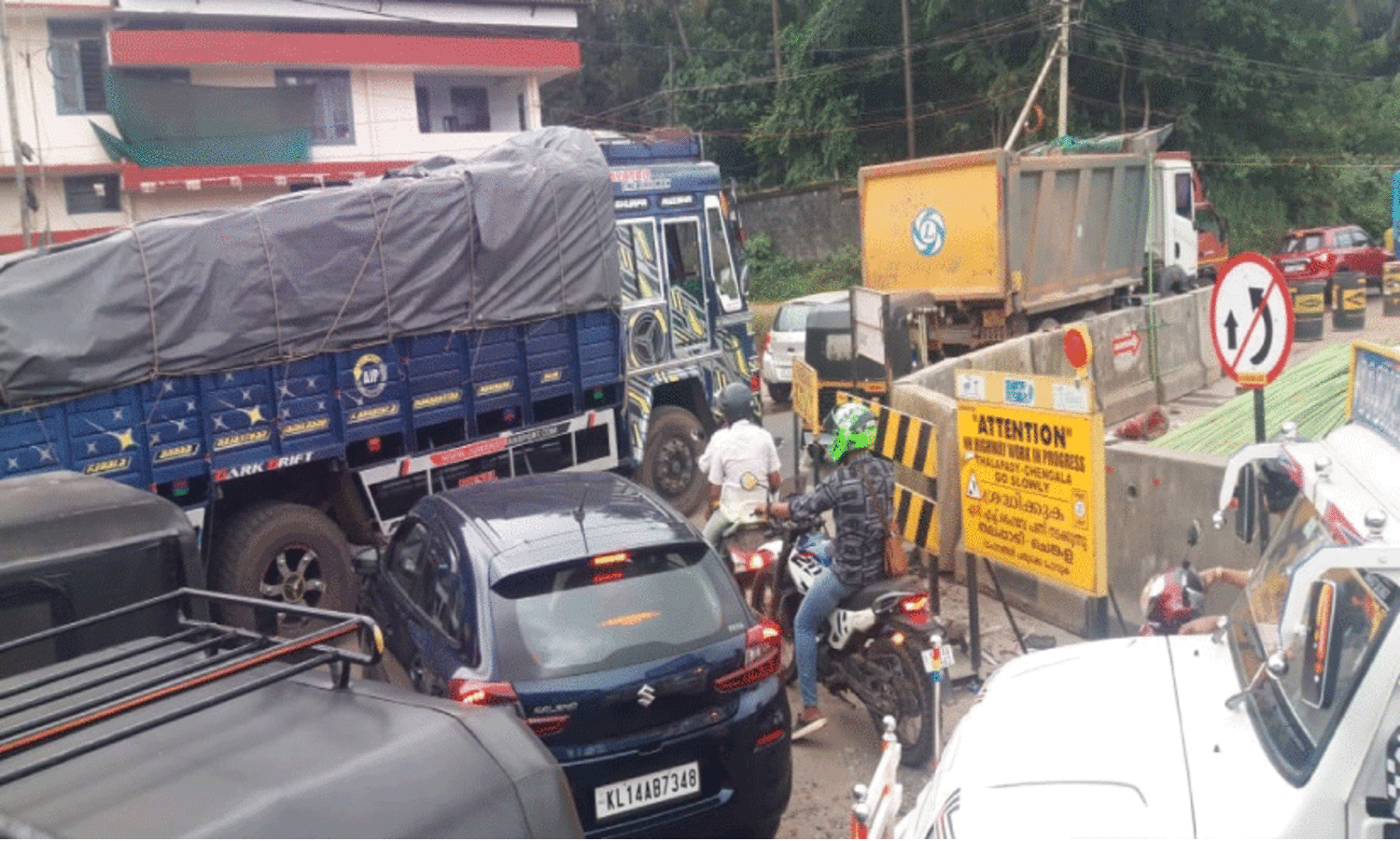 പെരുന്നാൾ-വിഷുത്തിരക്കും ഗതാഗതക്കുരുക്കും