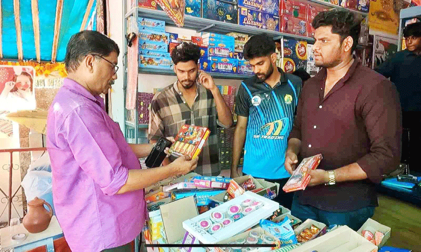 പടക്ക വിപണിയിൽ വൈവിധ്യം പടക്ക വിപണിയിൽ വൈവിധ്യം