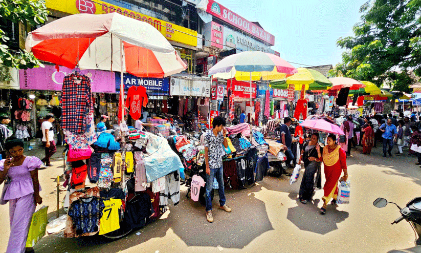 ആഘോഷത്തിരക്കിലമർന്ന് കോഴിക്കോട് നഗരം ആഘോഷത്തിരക്കിലമർന്ന് കോഴിക്കോട് നഗരം
