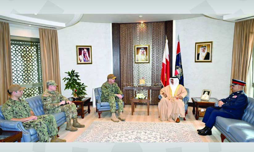 ആ​ഭ്യ​ന്ത​ര​മ​ന്ത്രി യു.​എ​സ്​ ഫി​ഫ്​​ത്​ ഫ്ലീ​റ്റ്​ ക​മാ​ൻ​ഡ​​റെ സ്വീ​ക​രി​ച്ചു