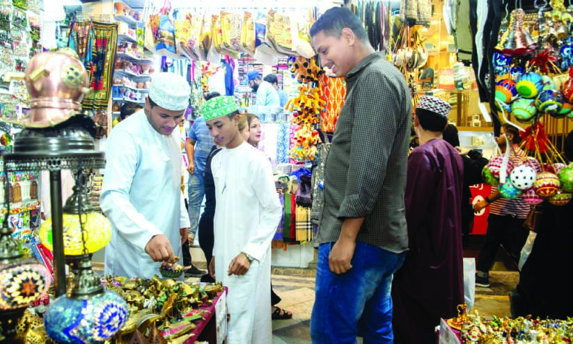 പൊ​തു​ അ​വ​ധി തു​ട​ങ്ങി: പെ​രു​ന്നാ​ൾ തി​ര​ക്കി​ലേ​ക്ക്​ നാ​ടും ന​ഗ​ര​വും