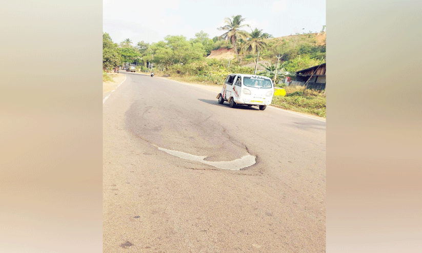 ചെങ്ങളായിൽ സംസ്ഥാന പാത തകർന്നു ചെങ്ങളായിൽ സംസ്ഥാന പാത തകർന്നു