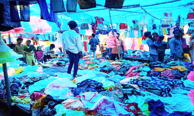 തലശ്ശേരിയിൽ വഴിയോര വിപണി സജീവം തലശ്ശേരിയിൽ വഴിയോര വിപണി സജീവം