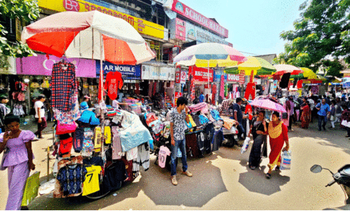 ആഘോഷത്തിരക്കിലമർന്ന് കോഴിക്കോട് നഗരം ആഘോഷത്തിരക്കിലമർന്ന് കോഴിക്കോട് നഗരം