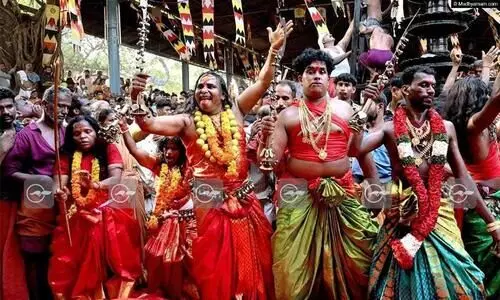 കൊടുങ്ങല്ലൂർ ഭരണി: കോമരക്കൂട്ടങ്ങൾ രൗദ്രതാളത്തിൽ നിറഞ്ഞാടി; ഇന്ന് കാവുതീണ്ടൽ