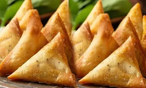 സമൂസയിൽ കോണ്ടം, ഗുട്ക, കല്ല്; അഞ്ച് പേർക്കെതിരെ കേസ്, ഒരാൾ അറസ്റ്റിൽ