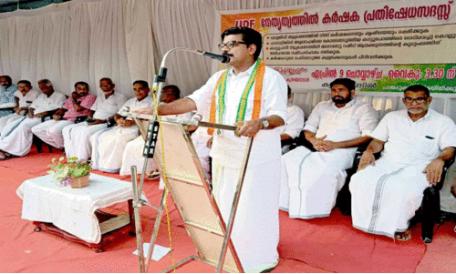 മു​ഖ്യ​മ​ന്ത്രി ജ​ന​ങ്ങ​ളെ ക​ബ​ളി​പ്പി​ക്കു​ന്നു -മാ​ത്യു കു​ഴ​ൽ​നാ​ട​ൻ