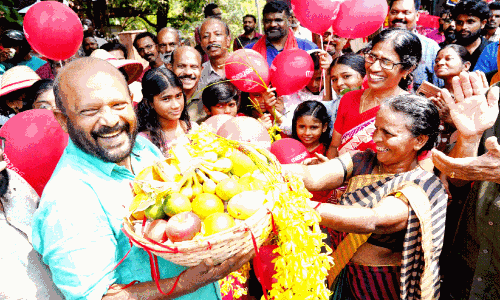 നാ​ടി​ള​ക്കി പ്ര​ചാ​ര​ണം