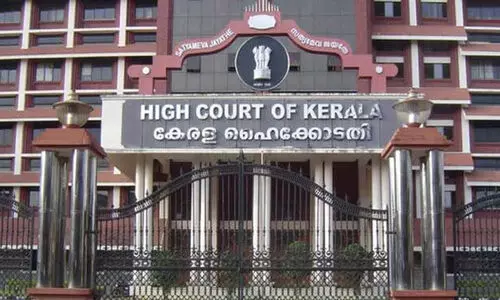 ചൂട് കനത്തതിനാൽ അഭിഭാഷകര്‍ക്ക് തല്‍ക്കാലം ഗൗണും കോട്ടും വേണ്ടെന്ന് ഹൈകോടതി