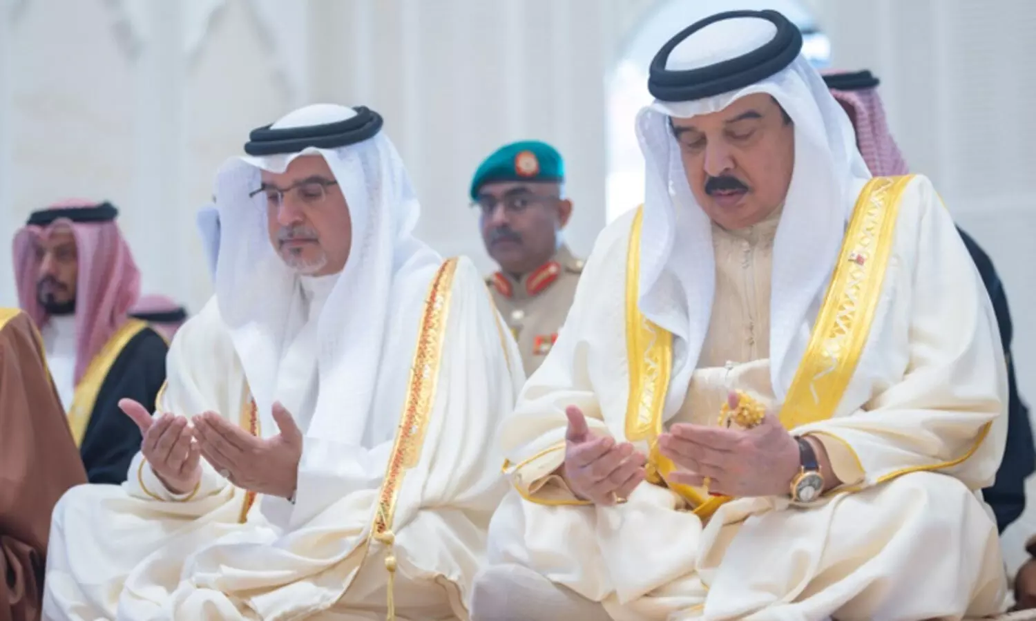 ഹമദ് രാജാവ് അൽ സാഖിർ പാലസ് മസ്ജിദിൽ ഈദ് നമസ്‌കാരം നടത്തി