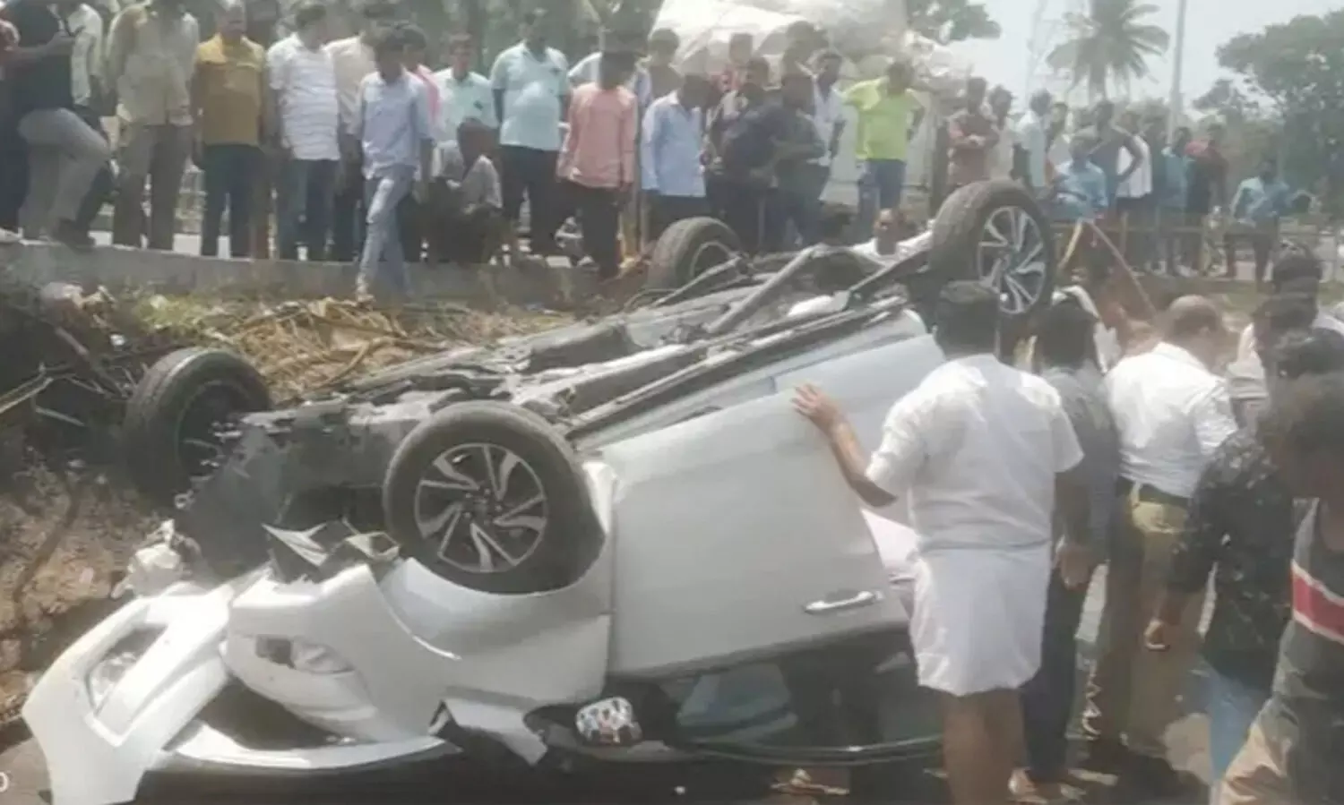 കർണാടകയിൽ കാർ മേൽപാലത്തിൽനിന്ന് വീണ് മലയാളി ദമ്പതികൾ മരിച്ചു