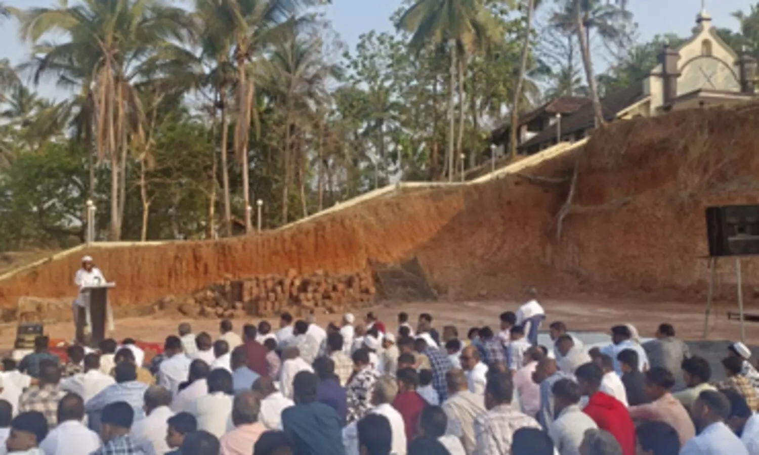 അമലോദ്ഭവ മാതാ ദേവാലയ മുറ്റത്ത് ഈദ്ഗാഹ്; സൗകര്യമൊരുക്കാൻ ഒത്തൊരുമിച്ച് ചർച്ച് ഭാരവാഹികളും