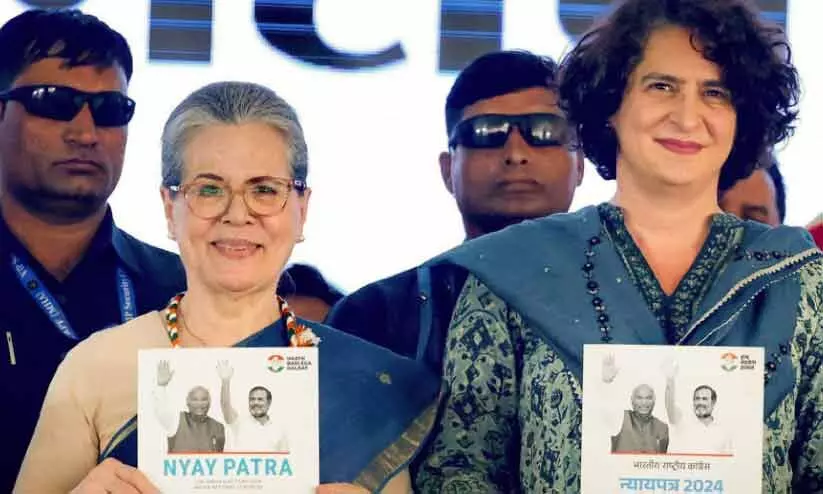 സോണിയ ഗാന്ധിയും പ്രിയങ്ക ഗാന്ധിയും പ്രകടനപത്രികയുമായി സോണിയ ഗാന്ധിയും പ്രിയങ്ക ഗാന്ധിയും പ്രകടനപത്രികയുമായി