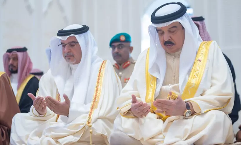 ഹമദ് രാജാവ് അൽ സാഖിർ പാലസ് മസ്ജിദിൽ ഈദ് നമസ്‌കാരം നടത്തി