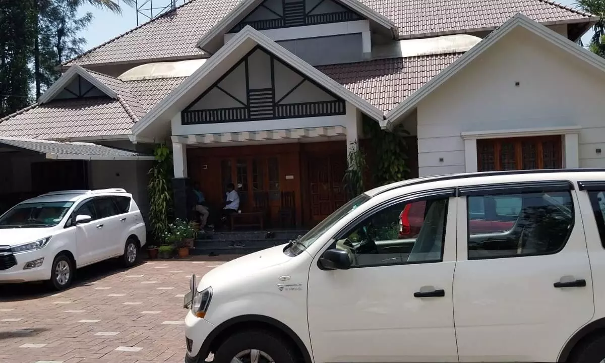 വ്യാപാരി സംഘം നേതാവിന്റെ വീട്ടിൽ ആദായ നികുതി വകുപ്പ് റെയ്ഡ് വ്യാപാരി സംഘം നേതാവിന്റെ വീട്ടിൽ ആദായ നികുതി വകുപ്പ് റെയ്ഡ്