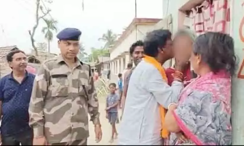 പ്രചാരണത്തിനിടെ പെൺകുട്ടിയുടെ കവിളിൽ ചുംബിച്ചു; ബി.ജെ.പി എം.പി വെട്ടിൽ പ്രചാരണത്തിനിടെ പെൺകുട്ടിയുടെ കവിളിൽ ചുംബിച്ചു; ബി.ജെ.പി എം.പി വെട്ടിൽ