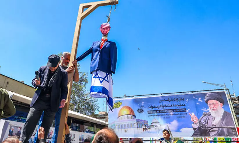 ഇസ്രായേൽ പ്രധാനമന്ത്രി നെതന്യാഹുവിന്റെ കോലം പ്രതീകാത്മകമായി തൂക്കിലേറ്റി തെഹ്റാനിൽ നടന്ന റാലി