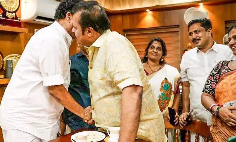 സുരേഷ് ഗോപിയെ വാഴ്ത്തി തൃശൂർ മേയർ; വെട്ടിലായി എൽ.ഡി.എഫ് സുരേഷ് ഗോപിയെ വാഴ്ത്തി തൃശൂർ മേയർ; വെട്ടിലായി എൽ.ഡി.എഫ്