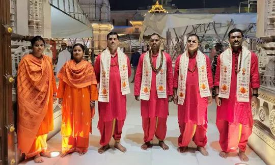 കാശി ക്ഷേത്രത്തിൽ പൊലീസിനെ കാവിയുടുപ്പിച്ച്​ യു.പി സർക്കാർ