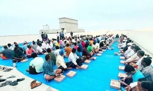 ഐ.​സി.​ആ​ർ.​എ​ഫ് തൊ​ഴി​ലാ​ളി​ക​ൾ​​ക്കൊ​പ്പം ഇ​ഫ്താ​ർ മീ​റ്റ്