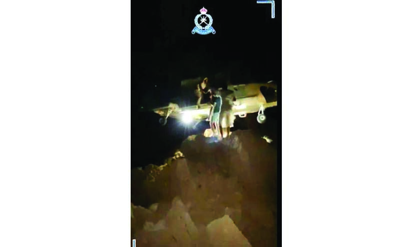 മ​ല​മു​ക​ളി​ൽ കു​ടു​ങ്ങി​യ​യാ​ളെ ര​ക്ഷി​ച്ചു