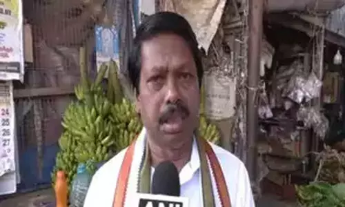 Election campaign of Padma Shri Damodaran by selling vegetables and making flower garlands