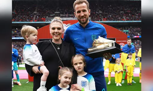 ഹാരി കെയ്നിന്റെ മൂന്ന് മക്കൾക്ക് കാറപകടത്തിൽ പരിക്ക്