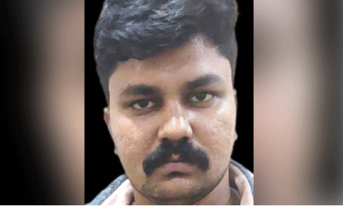 മു​ന​വ്വ​ർ  ഫൈ​റൂ​സ്