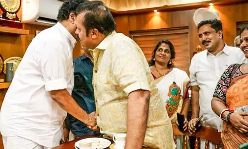 സുരേഷ് ഗോപിയെ വാഴ്ത്തി തൃശൂർ മേയർ; വെട്ടിലായി എൽ.ഡി.എഫ്