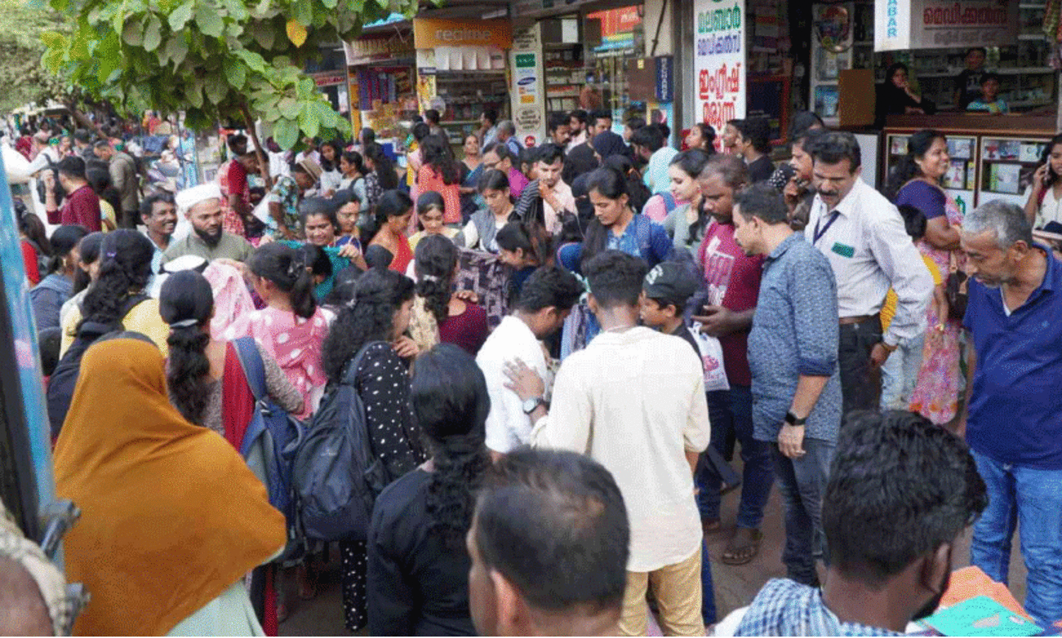 കാ​ഞ്ഞ​ങ്ങാ​ട് നഗരത്തിലെ തിരക്ക്