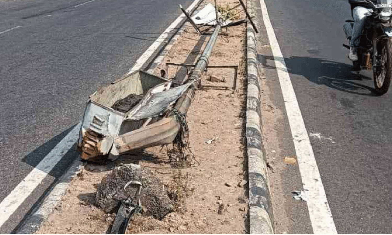 സോ​ളാ​ർ വ​ഴി​വി​ള​ക്ക്