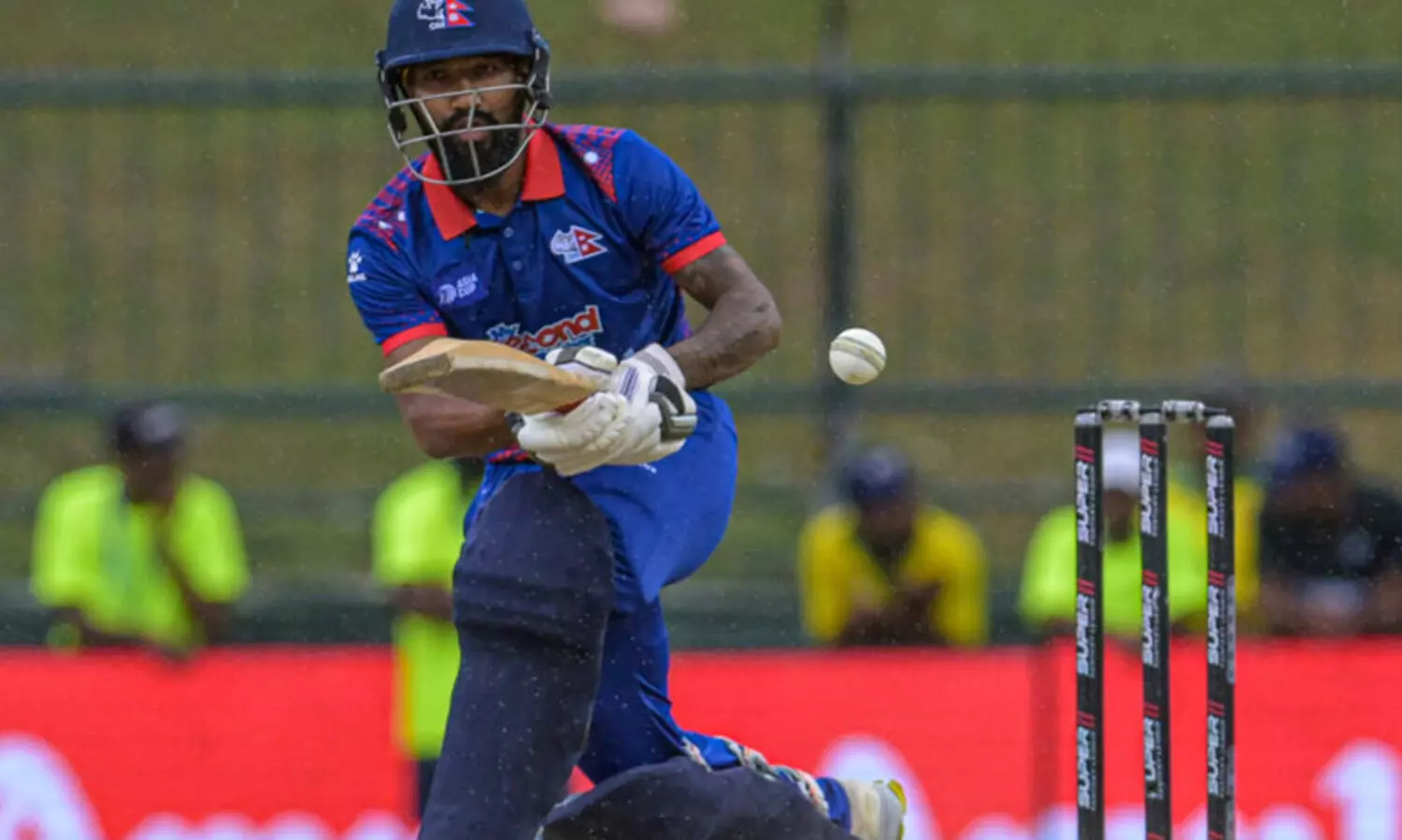 ഓവറിലെ ആറ് പന്തും സിക്സടിച്ച് നേപ്പാൾ താരം