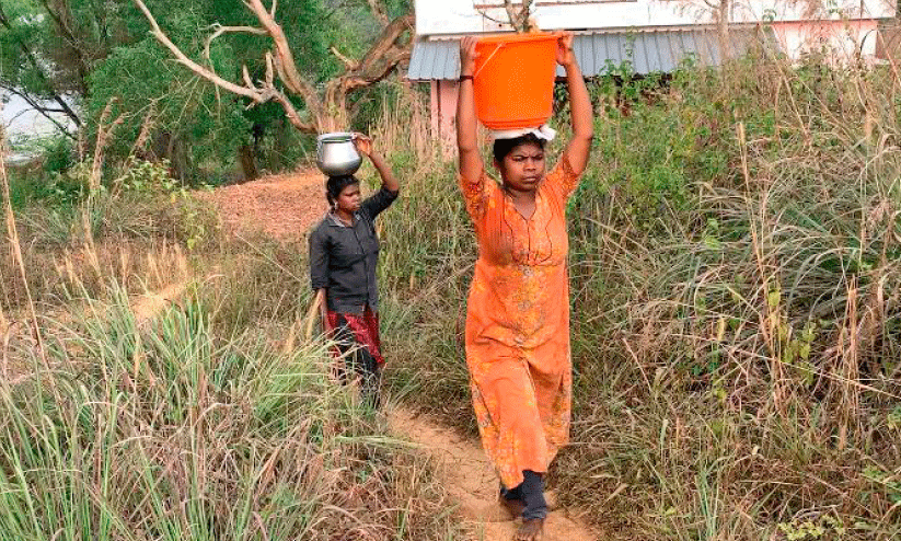 കുടിവെള്ളം ചുമന്നു കൊണ്ടുവരുന്നു കുടിവെള്ളം ചുമന്നു കൊണ്ടുവരുന്നു