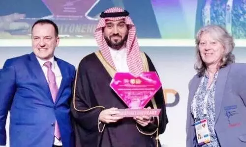 sports minister amir abdul asees bin receiving sports accord award