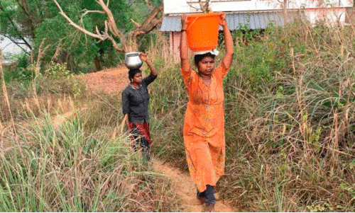 കു​ടി​വെ​ള്ളം ചു​മ​ന്നു കൊ​ണ്ടു​വ​രു​ന്നു