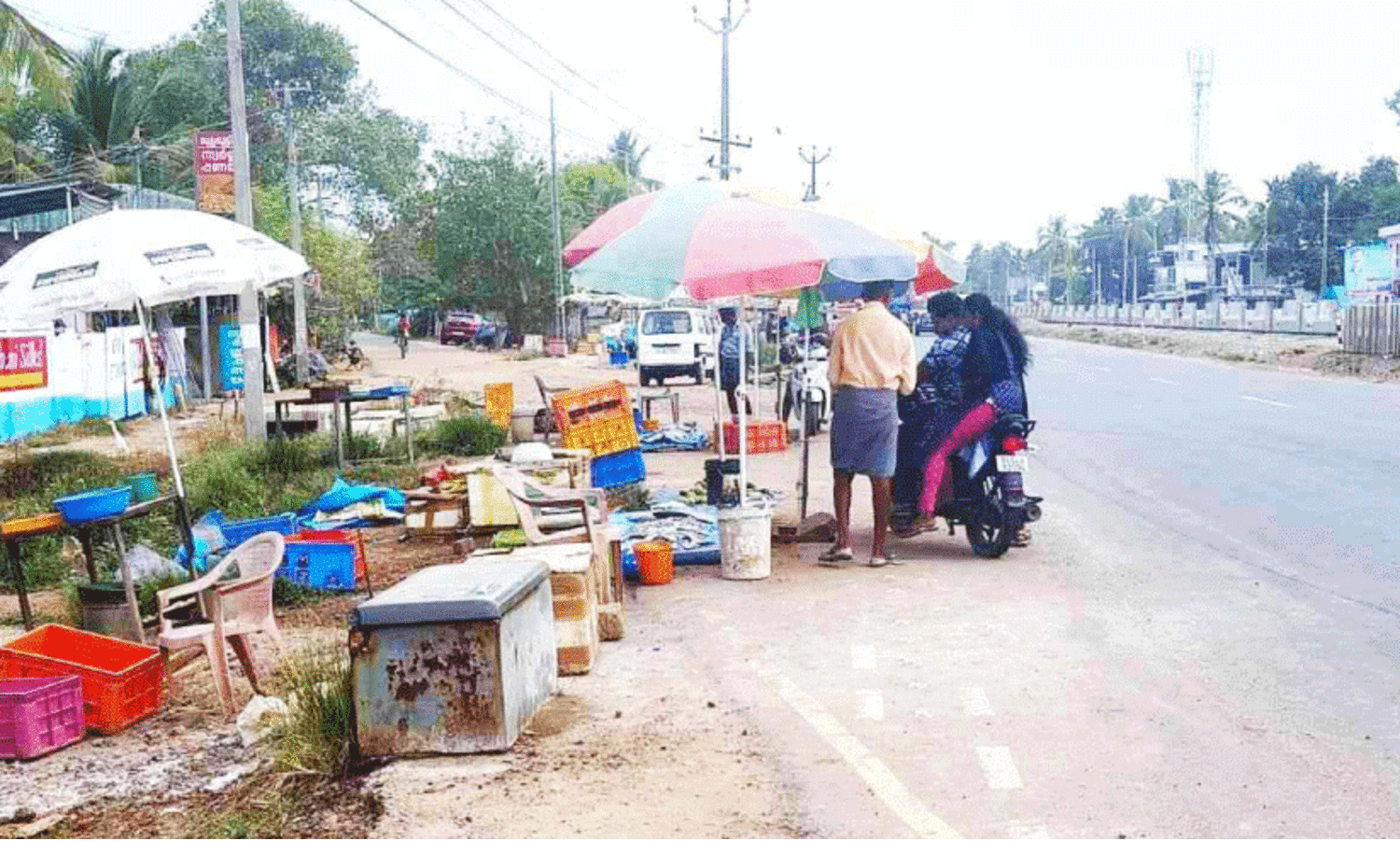 അപകടങ്ങള്‍ വിട്ടുപിരിയാതെ പുറക്കാട്; ദേശീയപാത കൈയടക്കി മത്സ്യക്കച്ചവടം