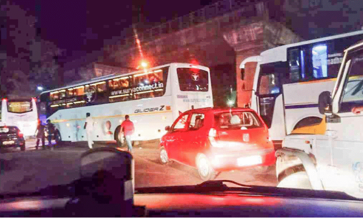 ഗതാഗതതടസ്സം സൃഷ്ടിച്ച്​ ദീർഘദൂര സ്വകാര്യ ബസുകളുടെ അനധികൃത പാർക്കിങ്