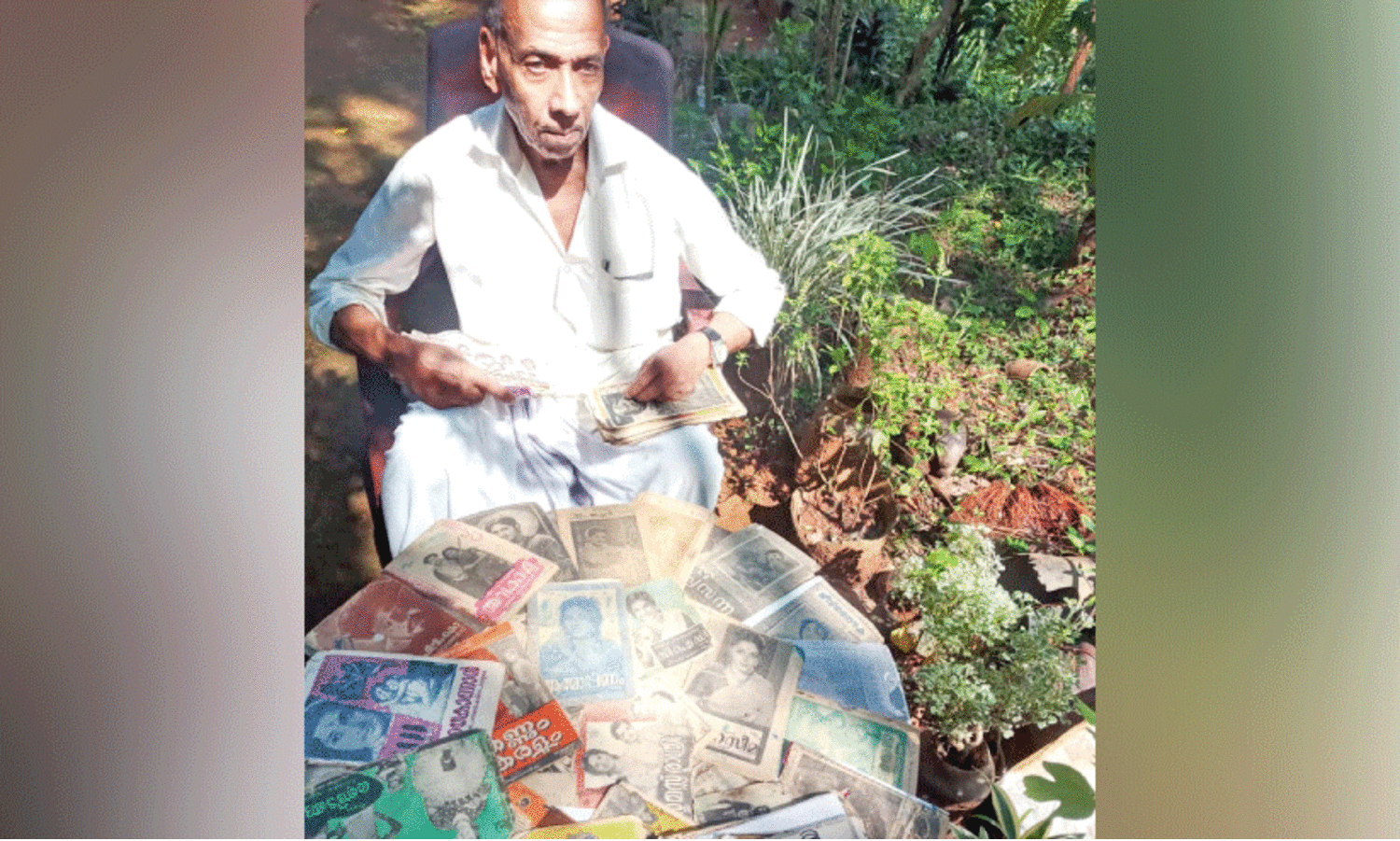 പാ​ട്ടു​പു​സ്ത​ക​ങ്ങ​ൾ​ക്കി​ട​യി​ൽ ഒ​രാ​ൾ