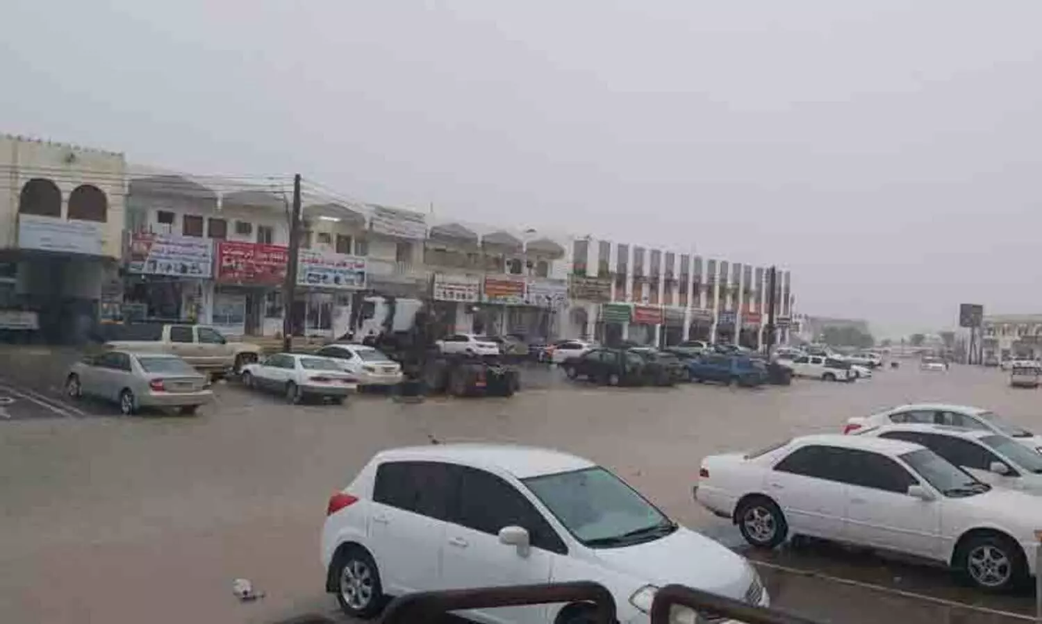 ഒമാനിൽ കനത്ത മഴ തുടരുന്നു​; വാദികൾ നിറഞ്ഞൊഴുകി