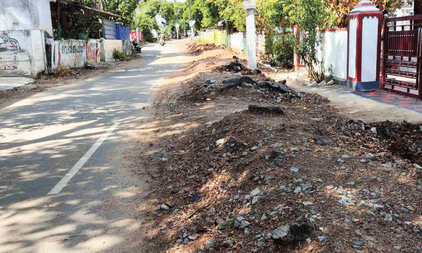 പൈ​പ്പ് ലൈ​നി​നാ​യി പൊ​ളി​ച്ചി​ട്ടു; വെ​ങ്ങ​ന്നൂ​ർ റോ​ഡി​ൽ ഗ​താ​ഗ​തം ദു​സ്സ​ഹം