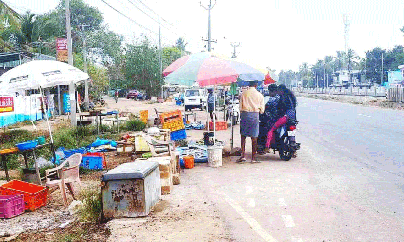 അപകടങ്ങള് വിട്ടുപിരിയാതെ പുറക്കാട്; ദേശീയപാത കൈയടക്കി മത്സ്യക്കച്ചവടം അപകടങ്ങള് വിട്ടുപിരിയാതെ പുറക്കാട്; ദേശീയപാത കൈയടക്കി മത്സ്യക്കച്ചവടം