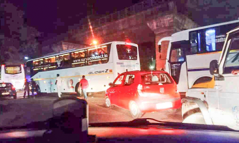 ഗതാഗതതടസ്സം സൃഷ്ടിച്ച്​ ദീർഘദൂര സ്വകാര്യ ബസുകളുടെ അനധികൃത പാർക്കിങ്