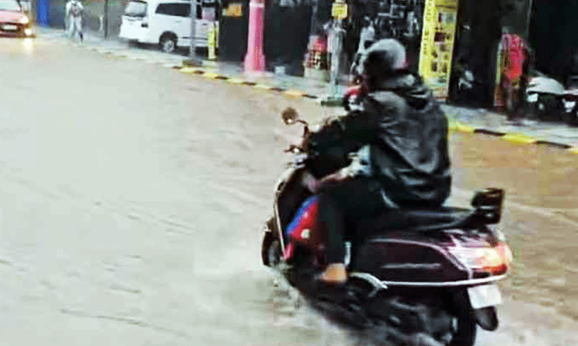 മെട്രോ കാന നവീകരണം അശാസ്ത്രീയം; ആലുവയിൽ വെള്ളക്കെട്ട് ഒഴിയുന്നില്ല മെട്രോ കാന നവീകരണം അശാസ്ത്രീയം; ആലുവയിൽ വെള്ളക്കെട്ട് ഒഴിയുന്നില്ല