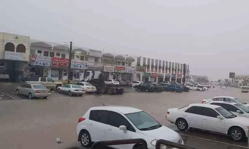 ഒമാനിൽ കനത്ത മഴ തുടരുന്നു; വാദികൾ നിറഞ്ഞൊഴുകി ഒമാനിൽ കനത്ത മഴ തുടരുന്നു; വാദികൾ നിറഞ്ഞൊഴുകി