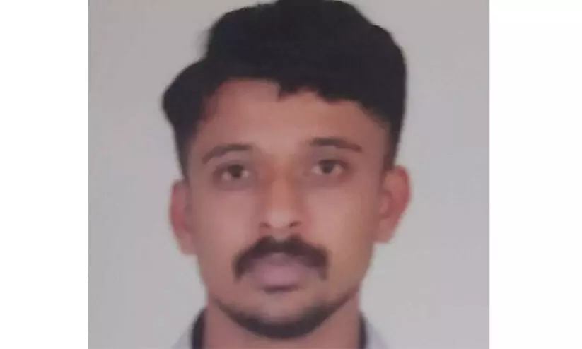 അമ്മേ, സുരക്ഷിതനാണ്; ഇറാൻ പിടിച്ചെടുത്ത കപ്പലിലെ മലയാളി ധനേഷ് കുടുംബവുമായി സംസാരിച്ചു അമ്മേ, സുരക്ഷിതനാണ്; ഇറാൻ പിടിച്ചെടുത്ത കപ്പലിലെ മലയാളി ധനേഷ് കുടുംബവുമായി സംസാരിച്ചു