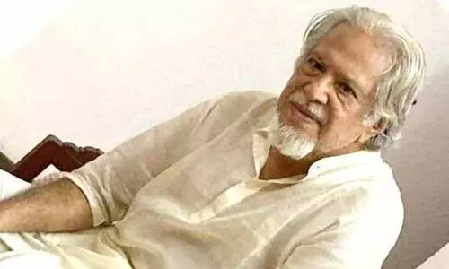 വെള്ളത്തിൽ   കവിതയെഴുതുന്ന  മുഹമ്മദ് ഷെരീഫ്